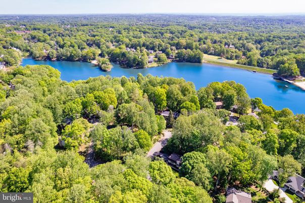 Exterior, Lake