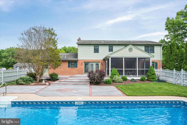 Exterior, Facade, Brick Facade, Pool, Georgian
