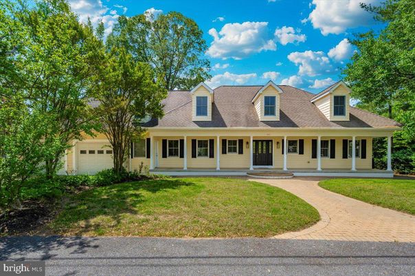 Attached, Exterior, Facade, Cape Cod