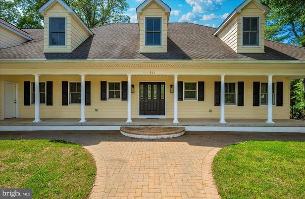 Exterior, Facade, Cape Cod