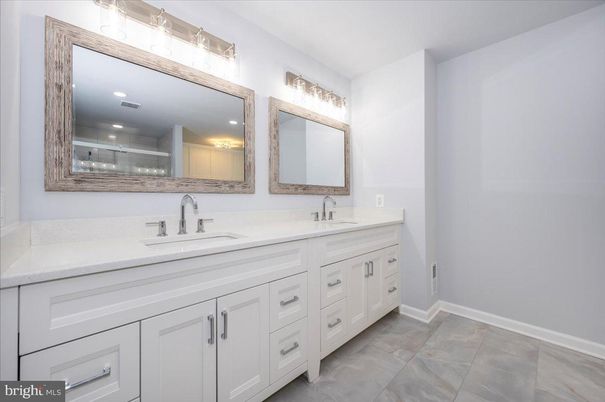 Bathroom, Dual Sink Vanities, Interior, Recessed Lighting