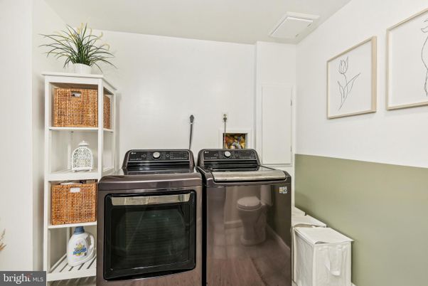 Interior, Washer, Wood Texture Flooring