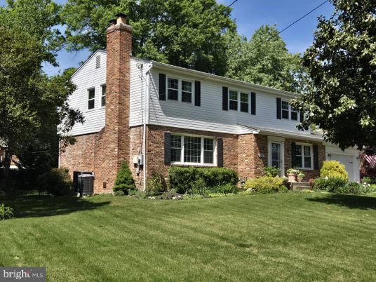 Exterior, Facade, Brick Facade, Raised Ranch