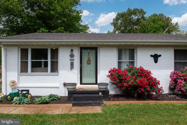 Exterior, Facade, Ranch