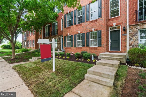 Exterior, Facade, Brick Facade, Rowhouse