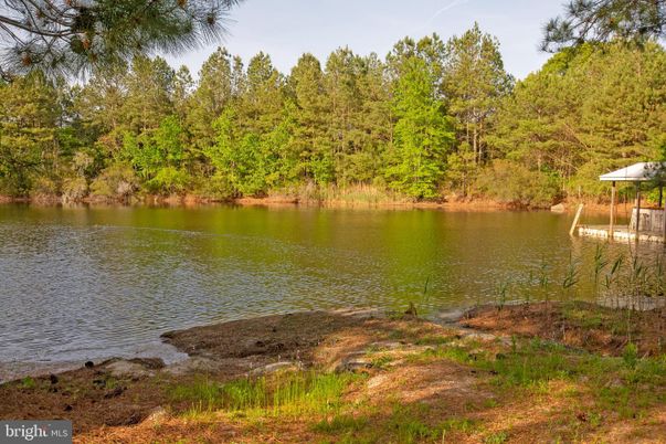 Exterior, Lake