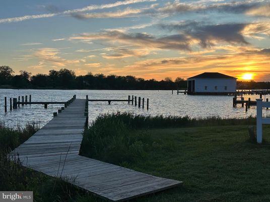 Exterior, Lake