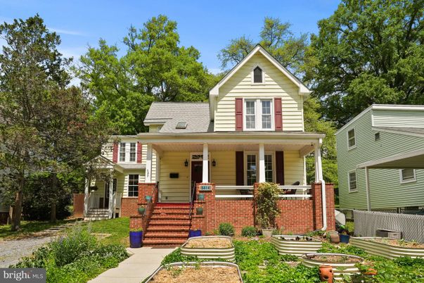 Exterior, Facade, Brick Facade, Queen Anne Victorian