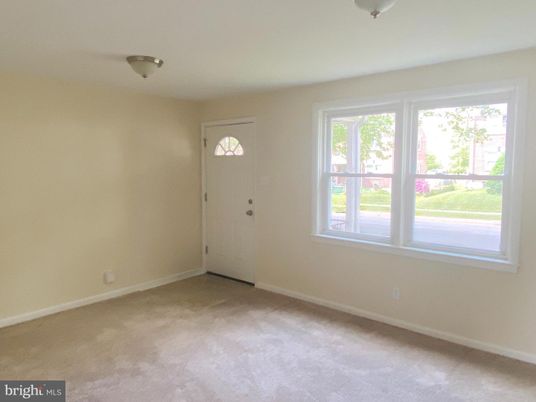 Empty room, Interior