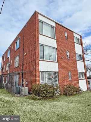 Exterior, Facade, Brick Facade, Rowhouse