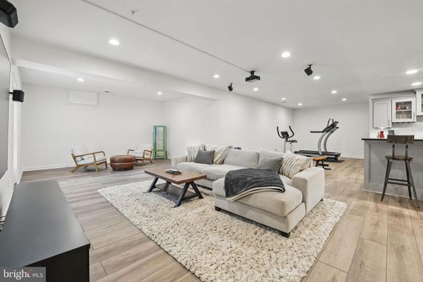 Fitness Equipment, Interior, Living room, Recessed Lighting, Wood Texture Flooring