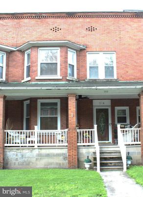 Exterior, Facade, Brick Facade, Rowhouse
