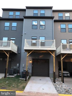 Attached, Exterior, Facade, Rowhouse