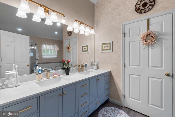 Bathroom, Dual Sink Vanities, Interior, Recessed Lighting