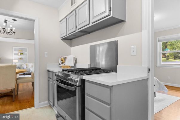 Chandelier, Dining room, Interior, Kitchen, Stainless Steel Appliances, Wood Texture Flooring