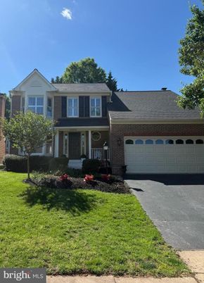 Attached, Exterior, Facade, American Craftsman