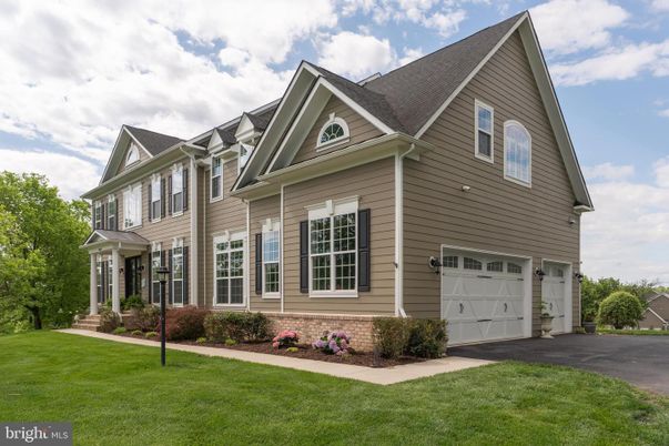 Attached, Exterior, Facade, Farmhouse