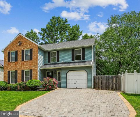 Attached, Exterior, Facade, Brick Facade, Split Level