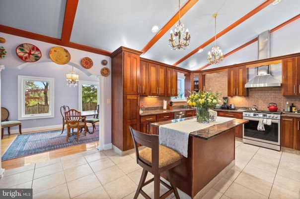 Chandelier, Dining room, Interior, Kitchen, Recessed Lighting, Stainless Steel Appliances