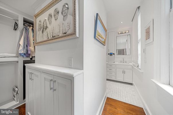 Interior, Recessed Lighting, Washer, Wood Texture Flooring