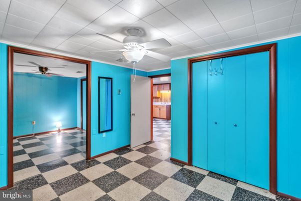 Empty room, Interior