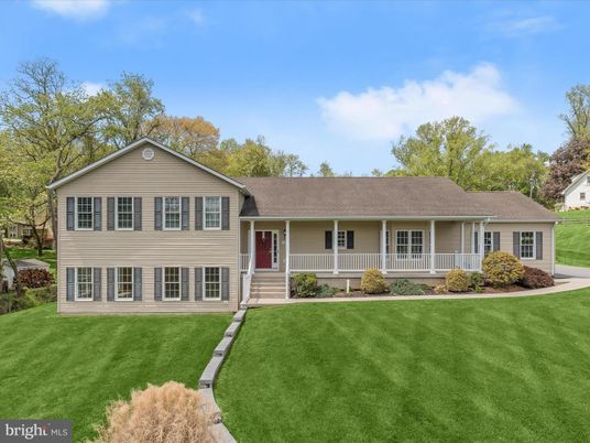 Backyard, Exterior, Facade, Split Level