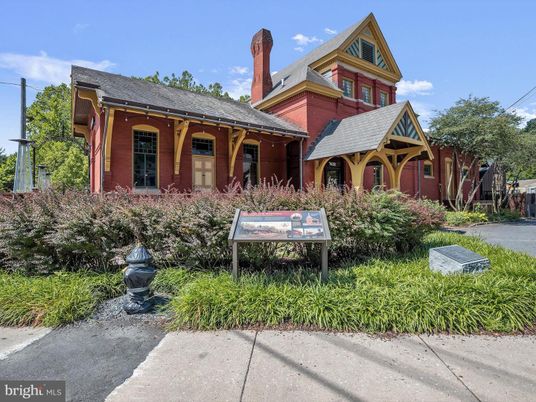 Exterior, Facade, Queen Anne Victorian