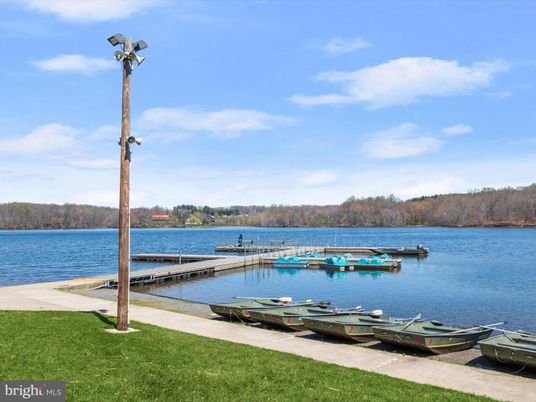 Exterior, Lake