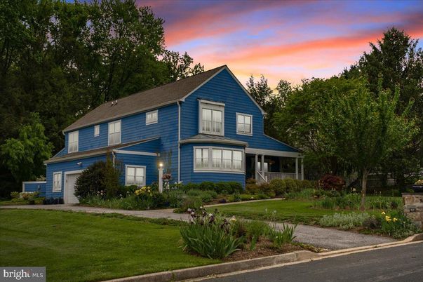 Attached, Exterior, Facade, Queen Anne Victorian