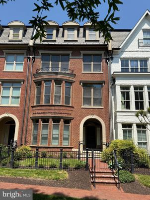 Exterior, Facade, Brick Facade, Rowhouse