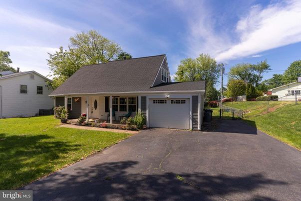 Attached, Exterior, Facade, Cape Cod