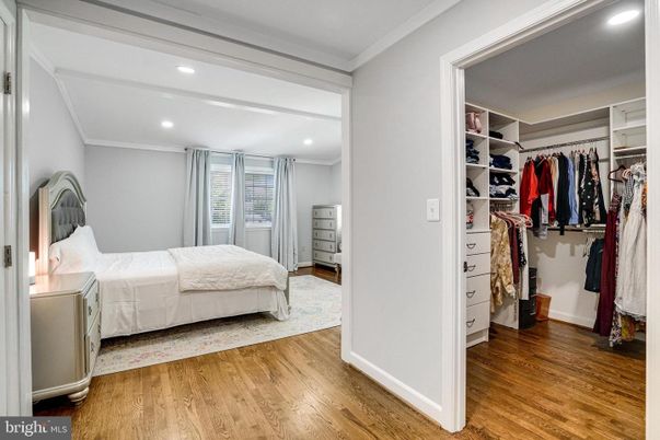 Bedroom, Interior, Recessed Lighting, Walk-in Closets, Wood Texture Flooring