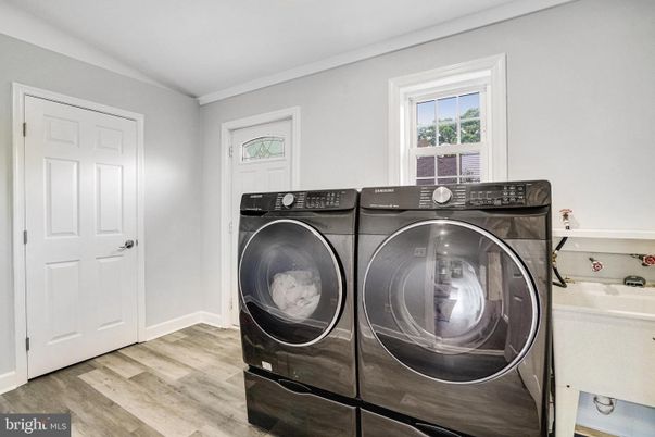 Interior, Washer, Wood Texture Flooring