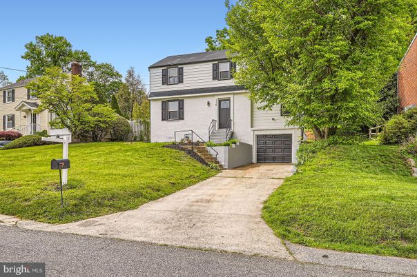 Attached, Exterior, Facade, Brick Facade, American Foursquare