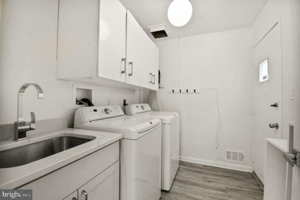 Interior, Washer, Wood Texture Flooring