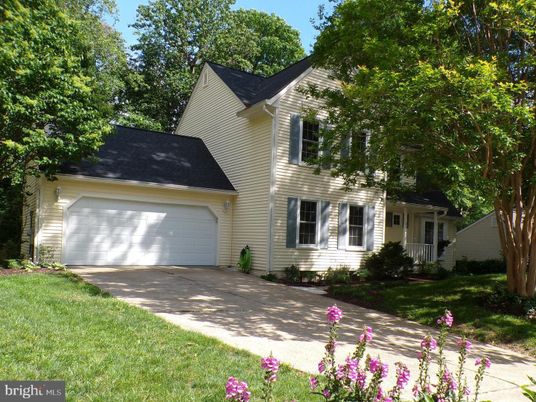 Attached, Exterior, Facade, Farmhouse