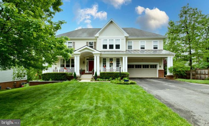 Attached, Exterior, Facade, Farmhouse