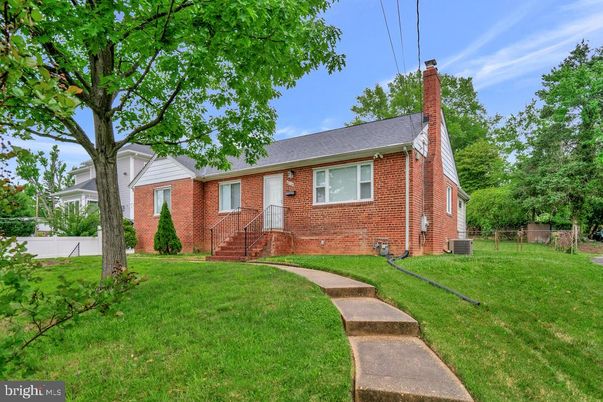 Exterior, Facade, Brick Facade, Cape Cod