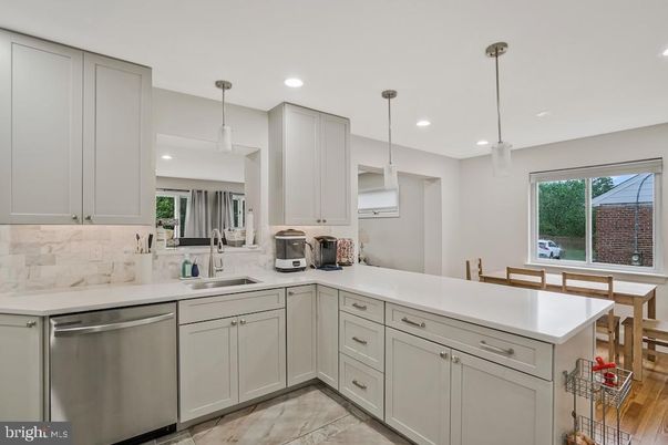 Dining room, Interior, Kitchen, Pendant Lights, Recessed Lighting, Stainless Steel Appliances