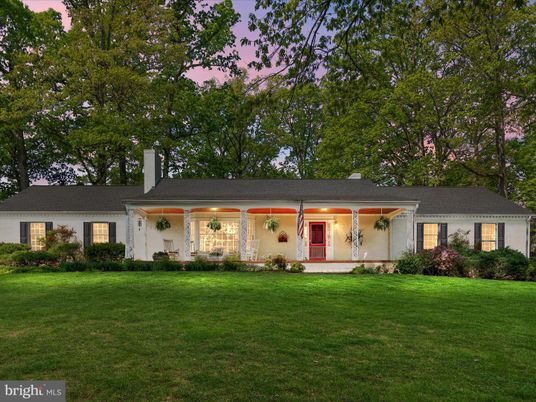 Backyard, Exterior, Facade, Ranch