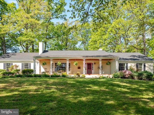 Backyard, Exterior, Facade, Ranch