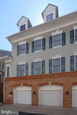 Attached, Exterior, Facade, Brick Facade, Georgian