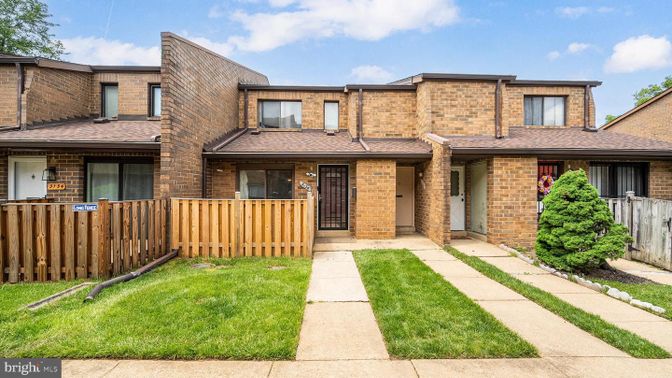 Exterior, Facade, Brick Facade, Rowhouse