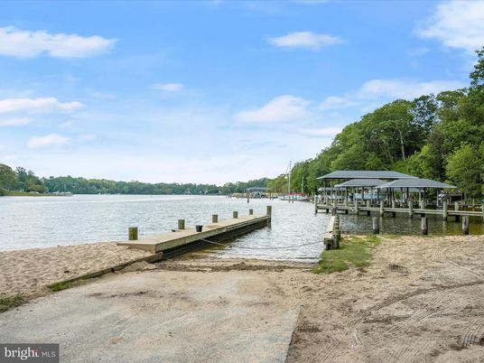 Exterior, Lake