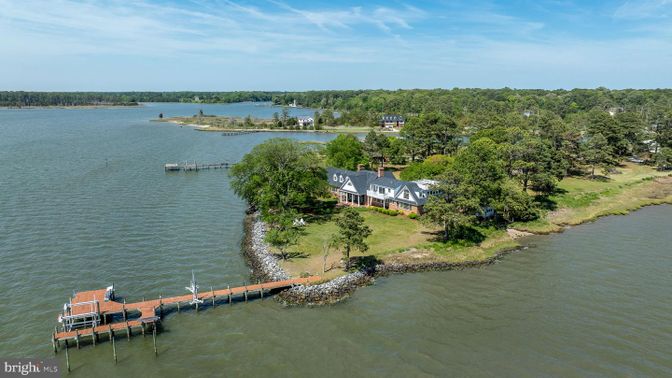 Exterior, Lake