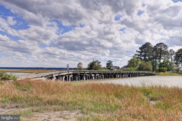 Exterior, Lake