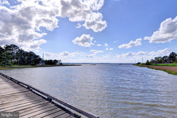 Exterior, Lake