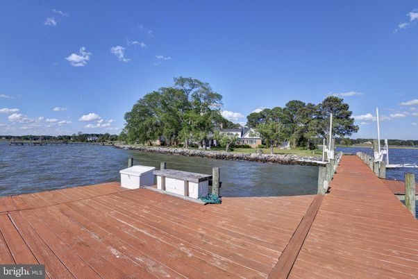 Exterior, Lake