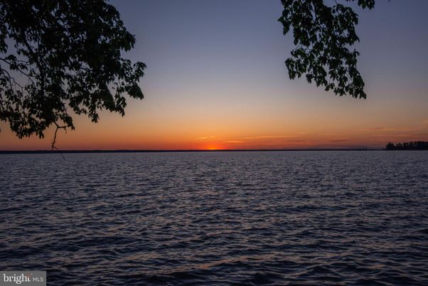 Exterior, Lake
