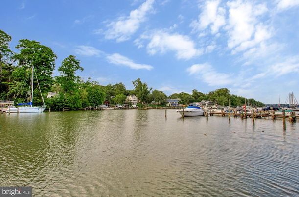 Exterior, Lake
